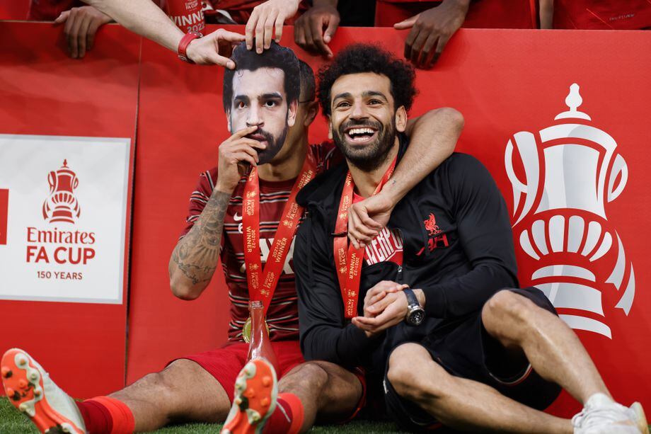 London (United Kingdom), 14/05/2022.- Liverpool's Thiago Alcantara (L) poses with a mask depicting Liverpool's Mohamed Salah (R) after the English FA Cup final between Chelsea FC and Liverpool FC at Wembley in London, Britain, 14 May 2022. (Reino Unido, Londres) EFE/EPA/TOLGA AKMEN EDITORIAL USE ONLY. No use with unauthorized audio, video, data, fixture lists, club/league logos or 'live' services. Online in-match use limited to 120 images, no video emulation. No use in betting, games or single club/league/player publications
