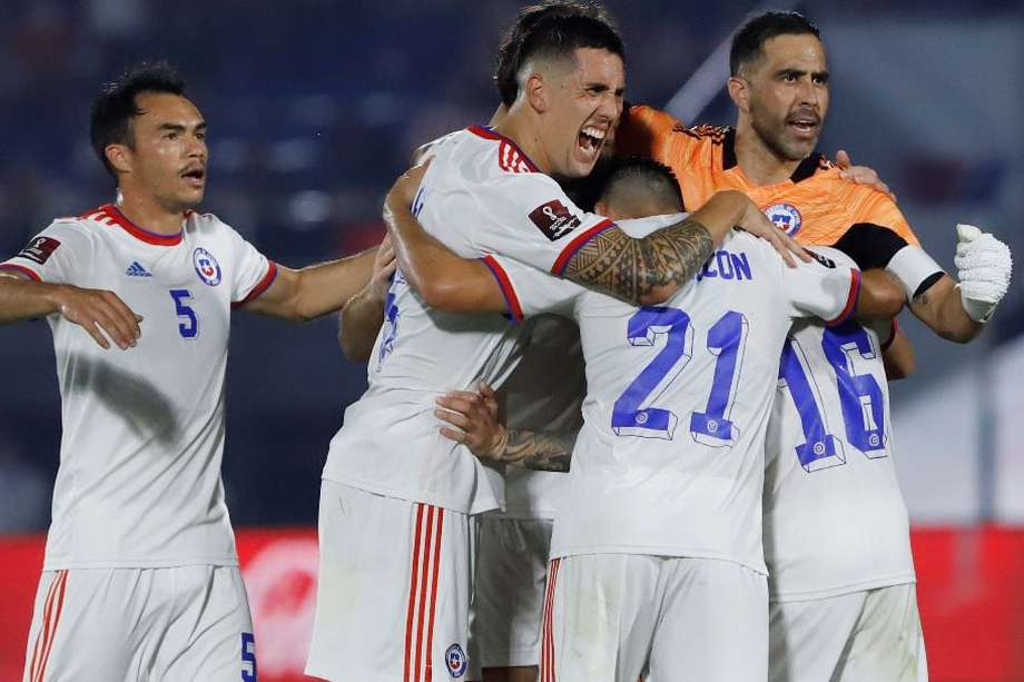 La selección de Chile venció 1-0 a Paraguay, en Asunción, y le quitó a Colombia el cuarto puesto de la eliminatoria.