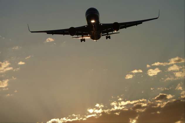Cuatro grandes aerolíneas prometen reducir la sobreventa de pasajes
