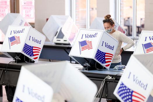 Una mujer vota en James Island Charter High School el día de las elecciones el 3 de noviembre de 2020 en Charleston, Carolina del Sur. En este estado Trump lidera la intención de voto con el 53.4 % y Biden se queda atrás con el  45. 9%  de acuerdo con FiveThirtyEight.