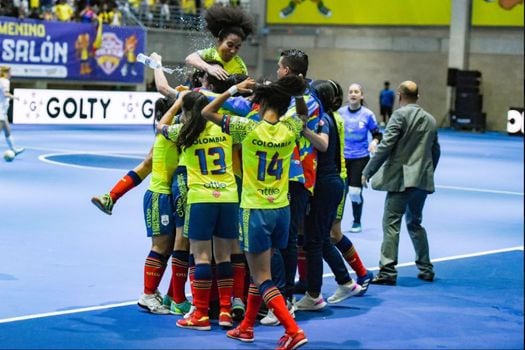 Las jugadoras de la selección de Colombia en la celebración del bicampeonato tras derrotar a Canadá en la final por 12-0.