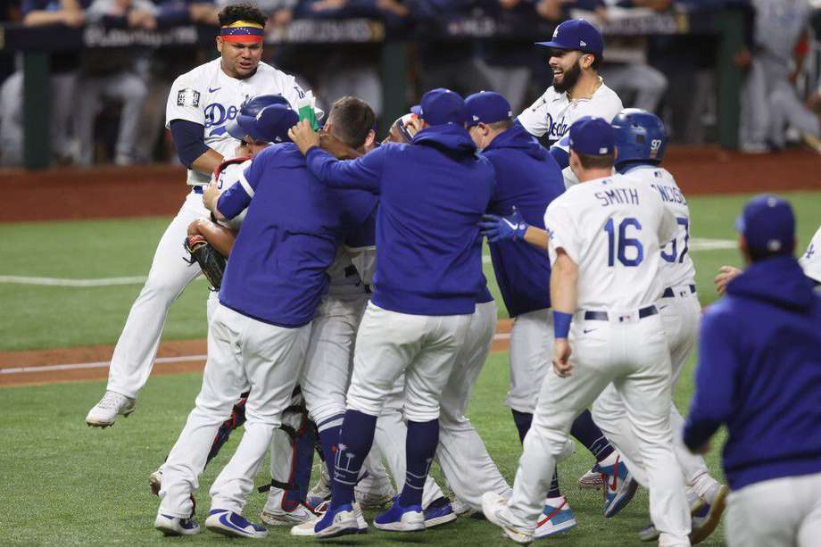 Los Dodgers celebran el título de la Serie Mundial.