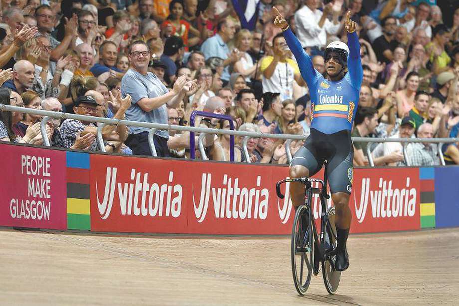 El ciclista colombiano Kevin Santiago Quintero celebra tras consagrarse campeón mundial del keirin, en Glasgow, Escocia. 
