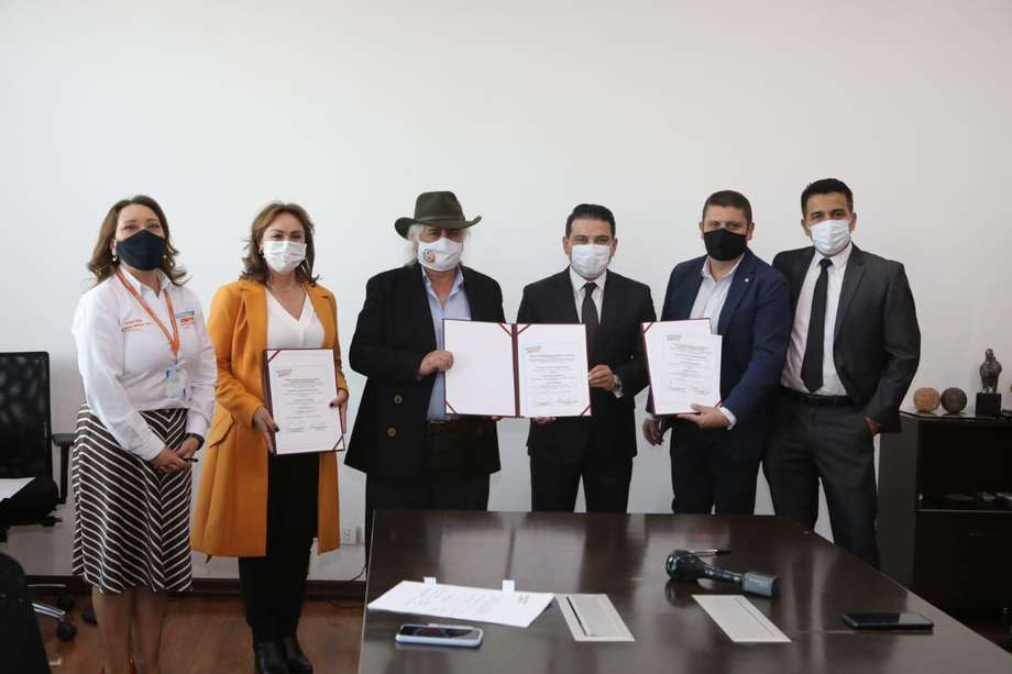 Alcaldes de los municipios de Cogua, Nemocón y Tausa  en la firma del convenio.