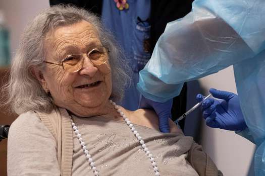 La primera vacunada en Baleares, nacida en 1926, recibe una vacuna en su residencia en Palma de Mallorca, España.