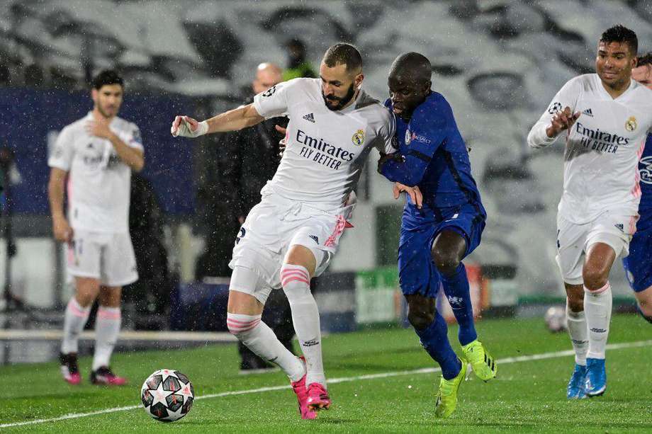 El francés Karim Benzema (izq.), autor del gol del Madrid, pelea una pelota con su compatriota N'Golo Kante.