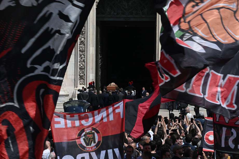 'Curva Sud', los seguidores del club de fútbol AC Milan se reúnen para el funeral de estado del ex primer ministro italiano y magnate de los medios Silvio Berlusconi, en Milán, Italia, el 14 de junio de 2023.
