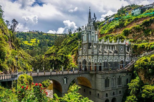 El Santuario de Nuestra Señora del Rosario de Las Lajas, en Ipiales, es considerado por muchos como una de las iglesias más lindas del mundo. 