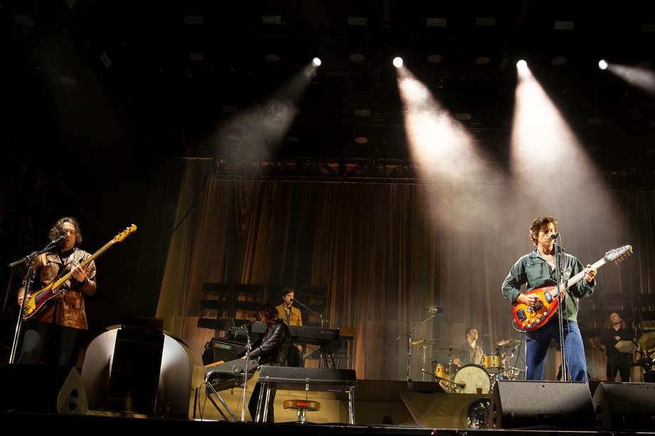 La banda británica Arctic Monkeys se presentó durante el festival Primavera Sound 2022, en el Historic Park de Los Ángeles, California (EE.UU). EFE/Armando Arorizo
