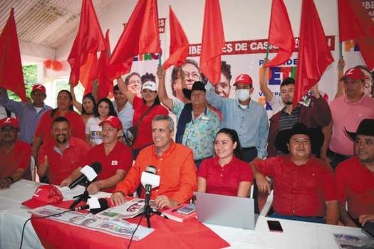 El senador Luis Fernando Velasco y otros militantes liberales vienen apoyando la candidatura de Gustavo Petro desde 2021.