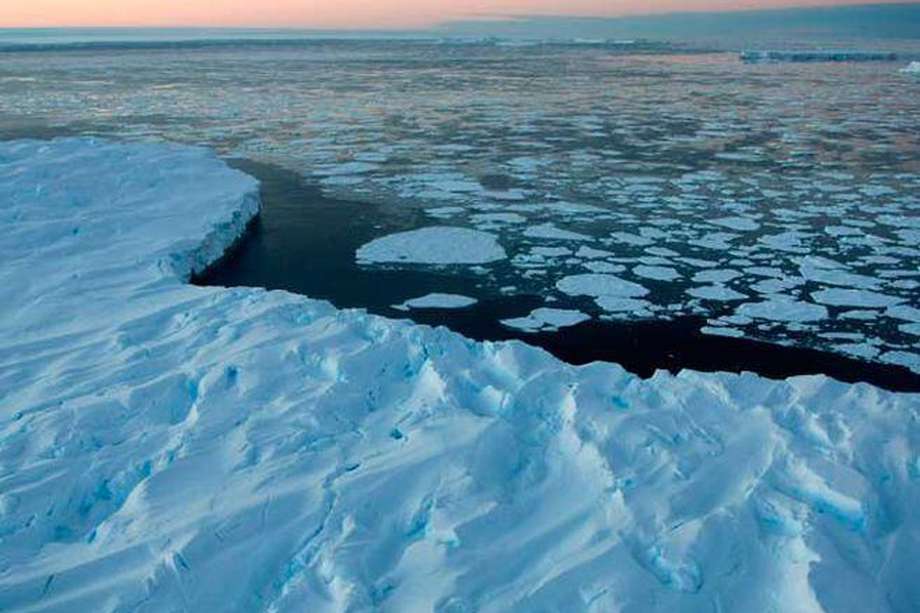 La disminución del hielo en el Ártico, el aumento del nivel del mar, los incendios forestales y el cambio de los patrones de migración en los animales, son algunos de los efectos del cambio climático.