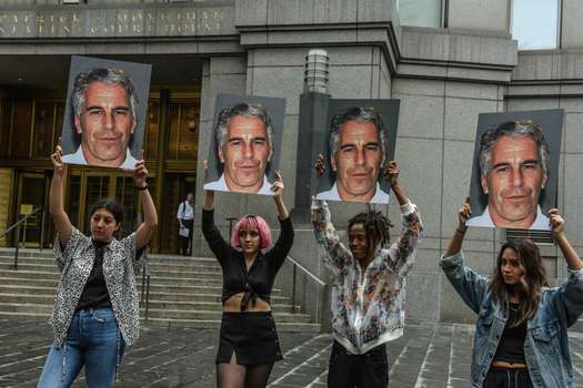 Un grupo de protesta llamado "Desastre Caliente" reclama justicia por el caso Epstein luego de que el multimillonario se suicidara en prisión. / AFP