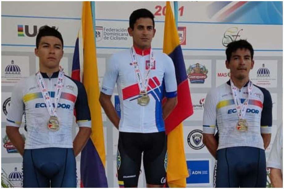 El ciclista barranquillero Nelson Soto (centro) ganó al embalaje la prueba de fondo del Campeonato Panamericano de Ruta, en República Dominicana.