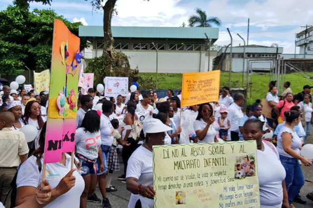 Multitudinaria marcha blanca en Buenaventura para rechazar asesinato de una niña de 10 años