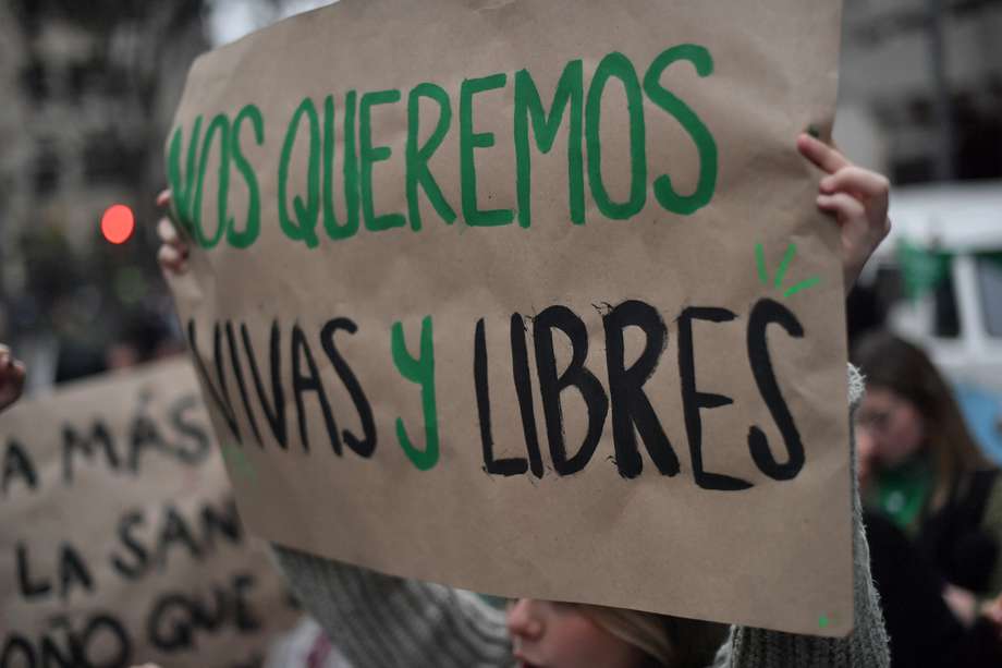 Celebración un año después del fallo que despenalizó el aborto hasta la semana 24 en Colombia.
