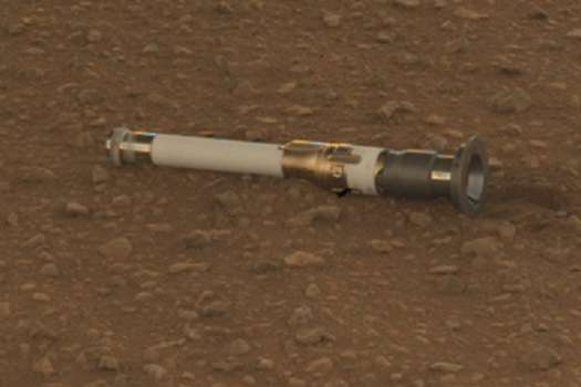 Perseverance deposita su primera muestra en la superficie marciana: una vez que el equipo de Perseverance confirmó que el primer tubo de muestra estaba en la superficie, colocaron la cámara WATSON ubicada en el extremo del brazo robótico del rover para mirar debajo del rover, verificando para asegurarse de que el tubo no había rodado en el camino de las ruedas. Créditos: NASA/JPL-Caltech .