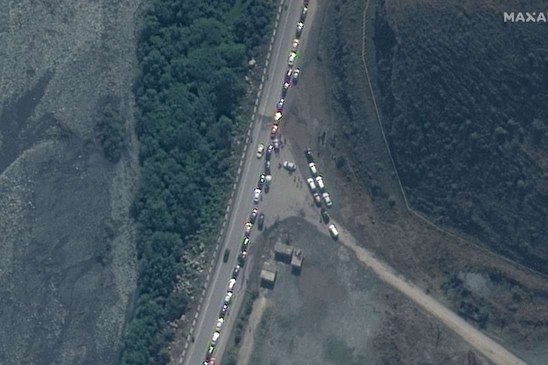 - (Georgia), 25/09/2022.- A handout satellite image made available by Maxar Technologies shows traffic jam near Russia's border with Georgia, 25 September 2022 (issued 27 September 2022). Russian President Putin announced in a televised address to the nation on 21 September, that he signed a decree on partial mobilization in the Russian Federation due to the conflict in Ukraine. Georgian Interior Minister Vakhtang Gomelauri said on 27 September, that in recent days some 10,000 Russians have crossed the border with Georgia every day. Thousands of Russian men left Russia since the mobilization was announced. (Rusia, Ucrania, Estados Unidos) EFE/EPA/MAXAR TECHNOLOGIES HANDOUT -- MANDATORY CREDIT: SATELLITE IMAGE 2022 MAXAR TECHNOLOGIES -- THE WATERMARK MAY NOT BE REMOVED/CROPPED -- HANDOUT EDITORIAL USE ONLY/NO SALES