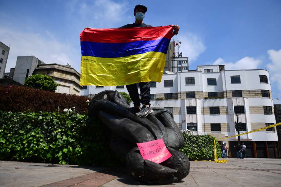 Estatua de Gonzalo Jiménez de Quesada derrumbada por el Pueblo MISAK en Bogotá
