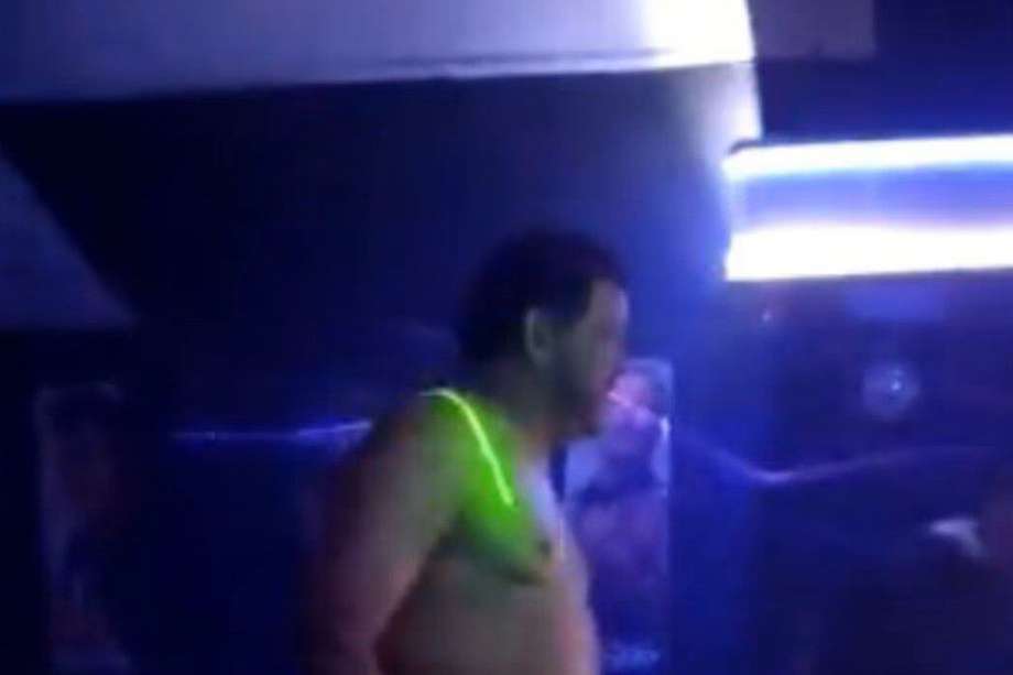 Martín Alfonso Mejía, alcalde de Calima El Darién, apareció en un video viral en el que se desnuda en medio de una discotec del municipio.