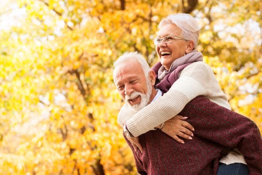 El envejecimiento es un proceso biológico normal e implica un deterioro en la función fisiológica a una velocidad que difiere entre un individuo a otro.