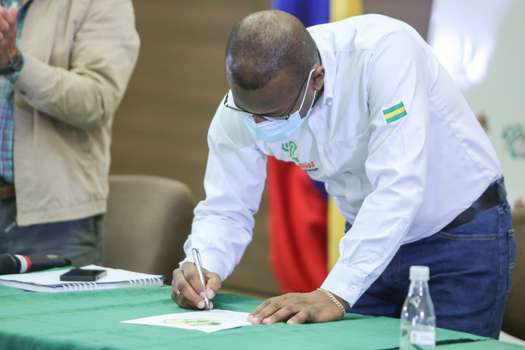 Elías Larrahondo, gobernador del Cauca, firmando el pacto por la vida, los derechos humanos, el territorio y la paz.