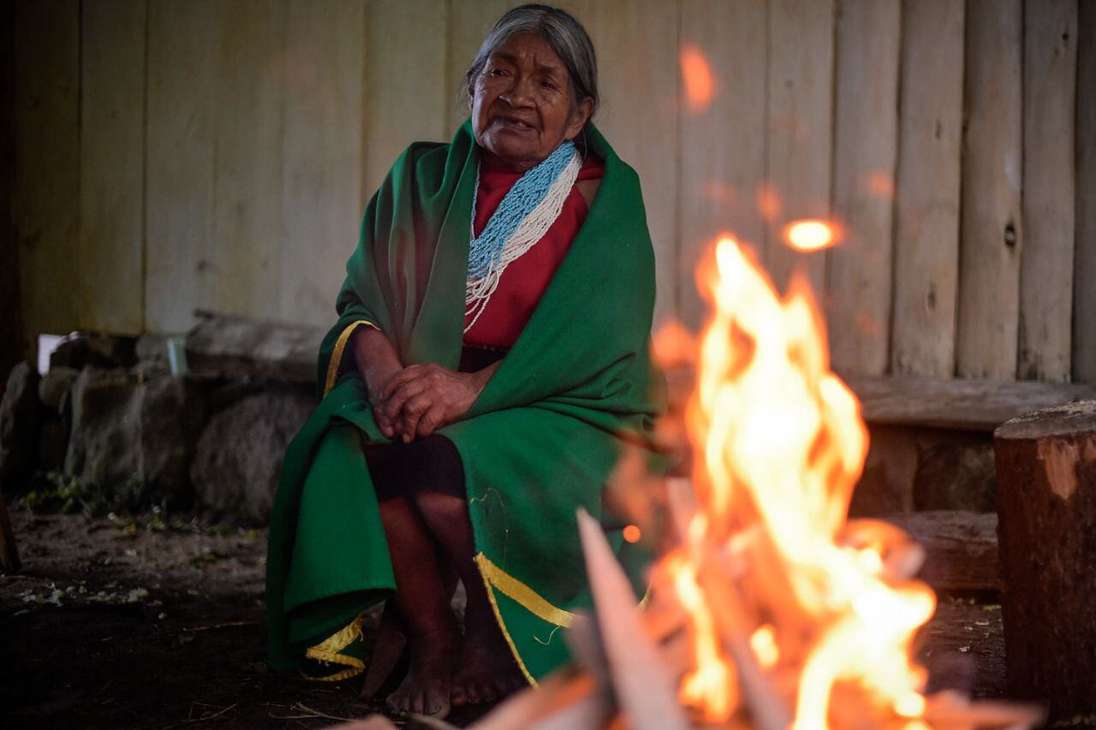 Una abuela Kamëntsa relata algunas de sus vivencias e historias tradicionales alrededor del fuego. Espacios similares han sido rescatados por este pueblo con el fin compartir el conocimiento.