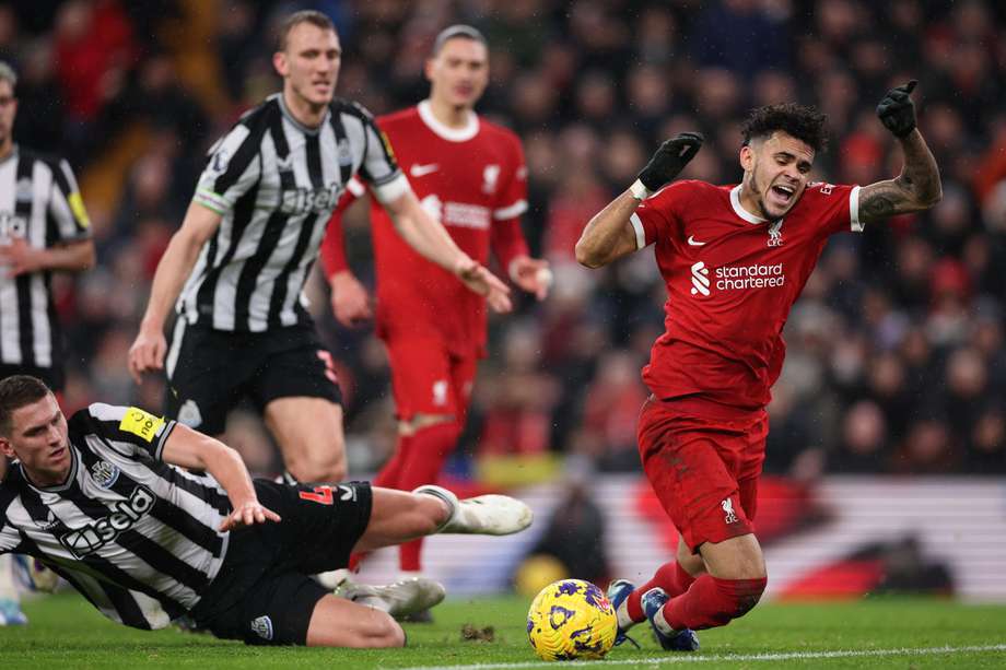 Luis Diaz cae en el área del Newcastle United en el partido que abrió la Premier League en 2024. Mohamed Salah desperdició el penalti. EFE/EPA/ADAM VAUGHAN
