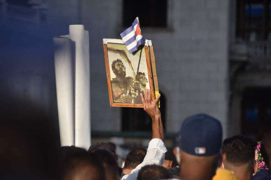 Tras las protestas en contra del gobierno cubano, llegaron otras a favor; dos caras de Cuba. / AFP / ADALBERTO ROQUE
