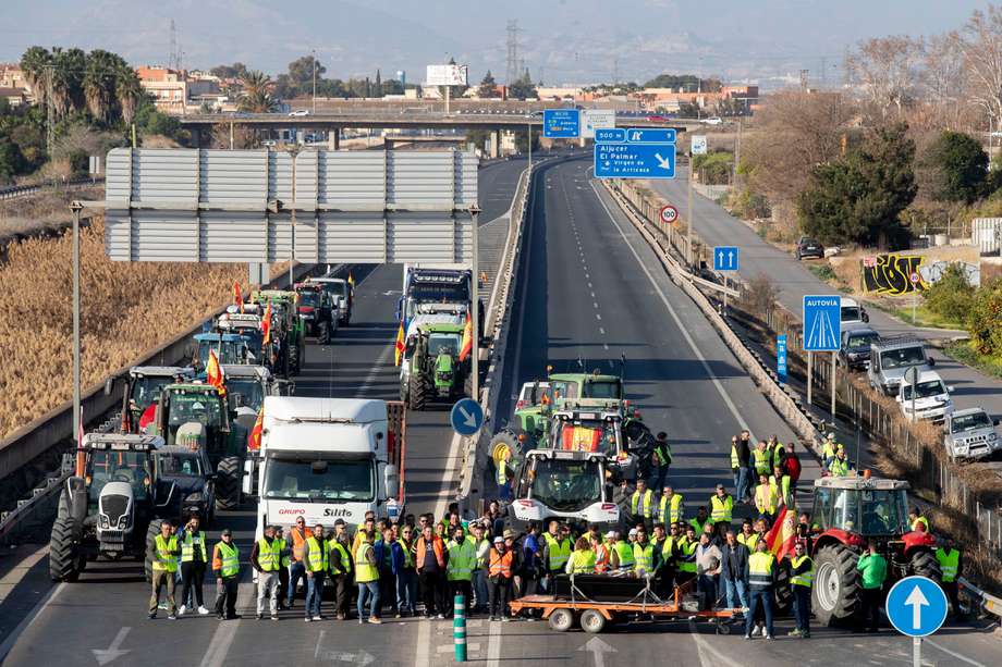 Varias decenas de agricultores mantienen cortada con sus tractores la autovía MU-30 de Murcia este miércoles y desde ayer como protesta por la difícil situación que atraviesa el campo.