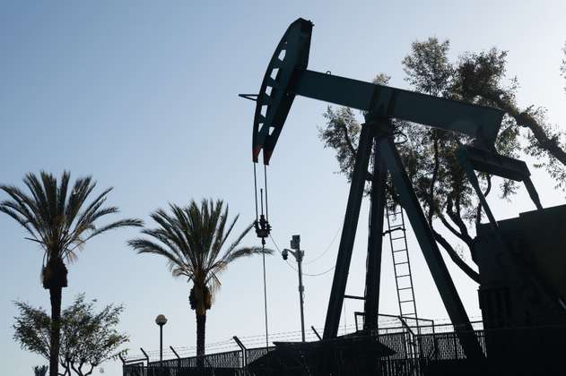 El petróleo casi estable en espera de la reunión de la OPEP+