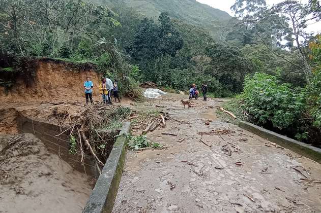 Avalancha en quebrada El Canelo incomunicó a 13 municipios con Bucaramanga