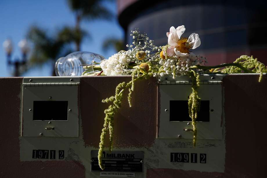 Un jarrón de flores derribado yace sobre una caja eléctrica al otro lado de la calle de Star Dance Studio en Monterey Park, California, EE. UU., 23 de enero de 2023.
