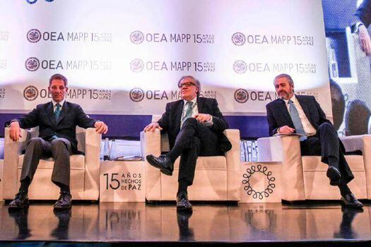 El secretario general de la OEA, Luis Almagro, y Roberto Menéndez, jefe de la misión MAPP/OEA (der.) y Emilio Archila, alto consejero para el posconflicto en Colombia (izq.).