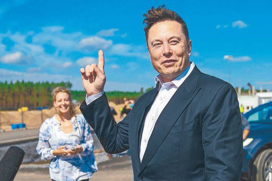 AME3666. GRUENHEIDE (ALEMANIA), 08/12/2022.- FotografÃa de archivo fechada el 3 de septiembre de 2020 que muestra al magnate Elon Musk mientras ofrece declaraciones en el sitio de construccin de la Giga F?brica Tesla, en Gruenheide (Alemania). Una manzana sin auto el»ctrico... por ahora es uno de los clics de la semana en Am»rica. Apple y Elon Musk se est?n mirando muy ralladito y la firma de la manzana mordida quiere competirle en todos los campos. Pero en el de los autos el»ctricos no va a poder ser... por ahora. Los de Cupertino (EE.UU.) retrasaron de nuevo el lanzamiento de su vehÃculo el»ctrico y ahora lo presentar?n en 2026, por lo que los Tesla de Musk pueden seguir circulando tan campantes. EFE/ Alexander Becher ARCHIVO

