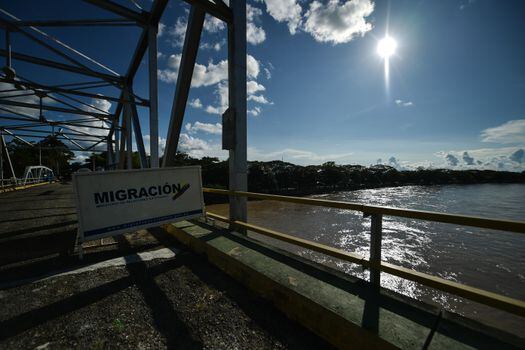 Cruce limítrofe y fronterizo sobre el río Arauca que comunica a las poblaciones de El Amparo en Venezuela, y Arauca en Colombia