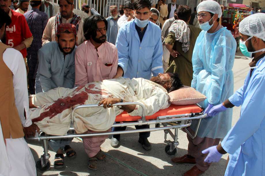 Una víctima de un atentado suicida con bomba en una mezquita de Mastung es trasladada al hospital de Quetta, capital de la inquieta provincia de Baluchistán (Pakistán), el 29 de septiembre de 2023.

