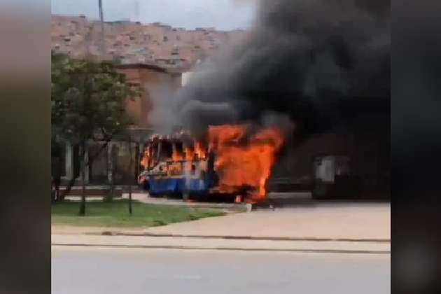 Distrito anuncia millonaria recompensa para dar con responsables de quema de bus del SITP
