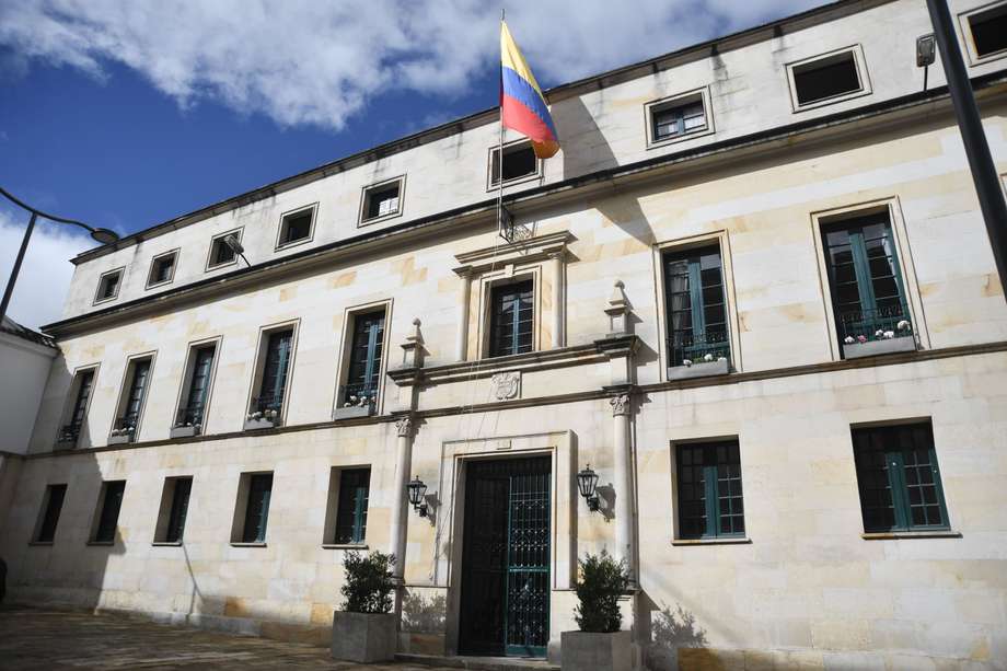 Fachada e instalaciones de este edificio sede del Ministerio de Relaciones Exteriores o Cancillería.