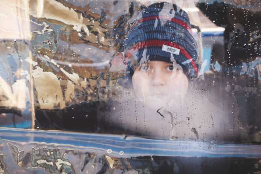 Un niño que huye de Ucrania y mira a través de la ventana de un autobús en el cruce fronterizo de Palanca, Moldavia, el viernes 4 de marzo de 2022. Más de un millón de personas han huido de Ucrania tras la invasión de Rusia en el éxodo de refugiados más rápido de este siglo, según Naciones Unidas. 