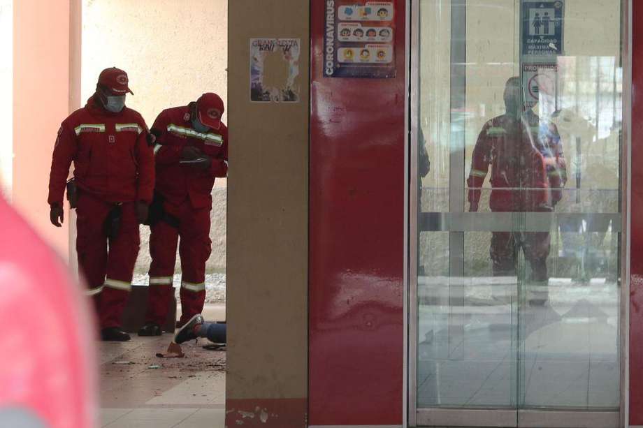 Varios bomberos inspeccionan el lugar del accidente el que murieron varios estudiantes, en El Alto (Bolivia).