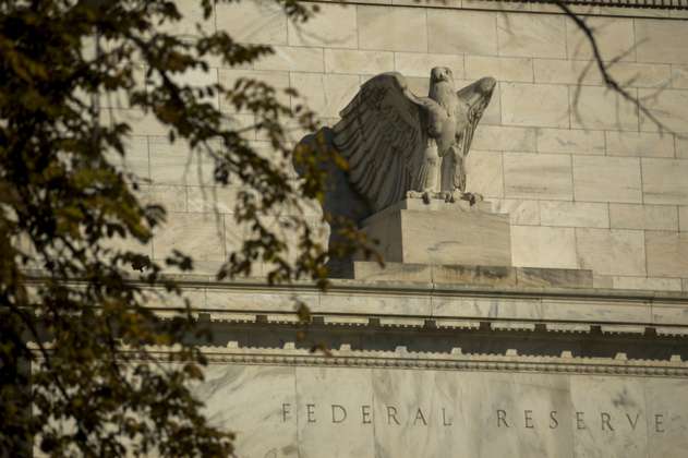 Fed mantiene tasa sin cambios, dice inflación está cerca de meta