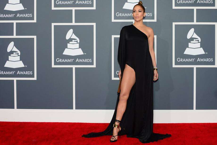 Jennifer Lopez en la alfombra roja de los premios Grammy 2013. / AFP