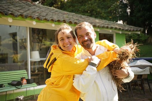 Laura Trujillo y Carlos Orozco son los creadores de 'Bi Abejas', una idea de negocio que promueve la apicultura responsable.