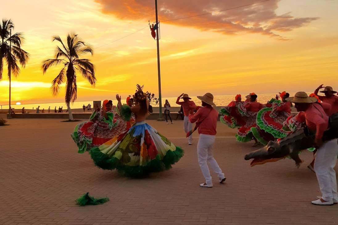 Ciénaga se destaca por sus atardeceres de colores y por el Festival Nacional de la Leyenda y Danza del Caimán Cienaguero.