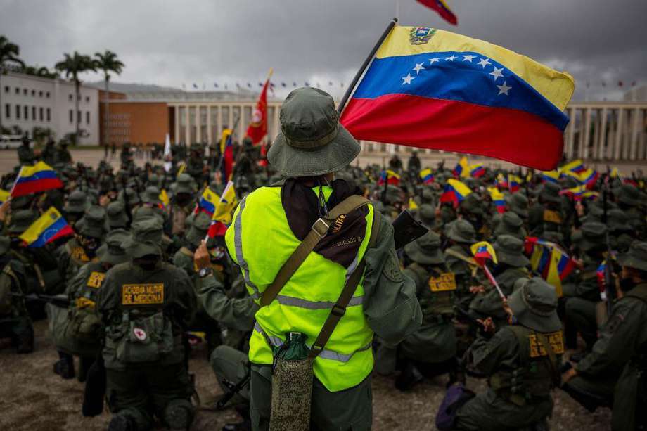 "Un año después de la muerte de Chávez en Cuba se desplomó el precio del petróleo. Los esfuerzos de Nicolás Maduro por reactivar la economía fracasaron. Las condiciones de los miembros de las FFAA se hicieron aún más duras, hasta afectar la alimentación y su peso corporal". 