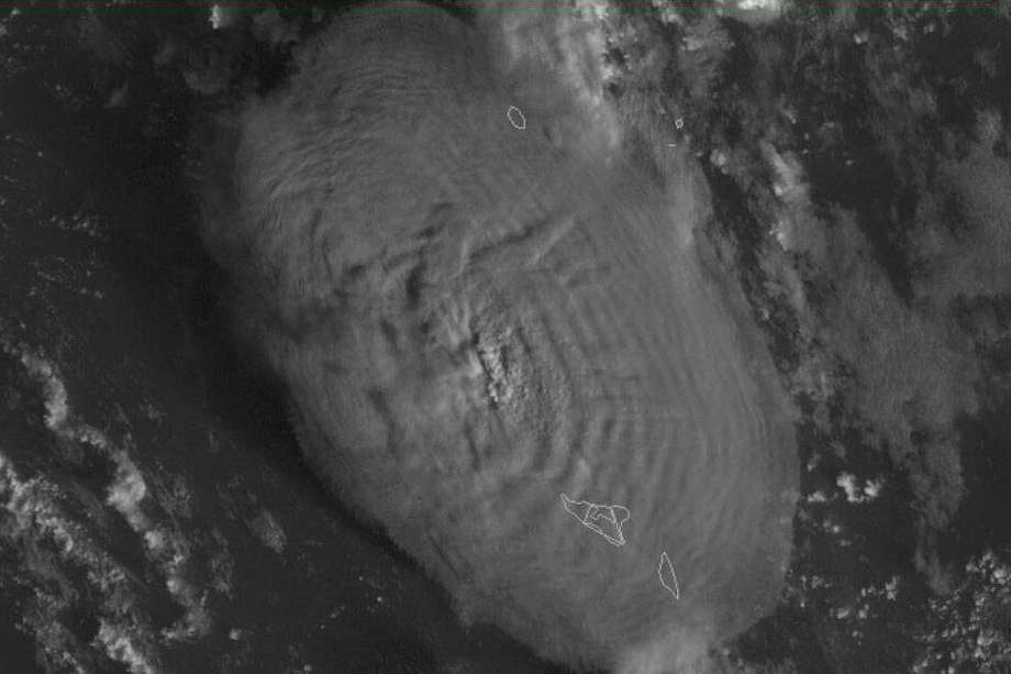 Imagen del satélite NOAA GOES que muestra la erupción del 15 de enero.