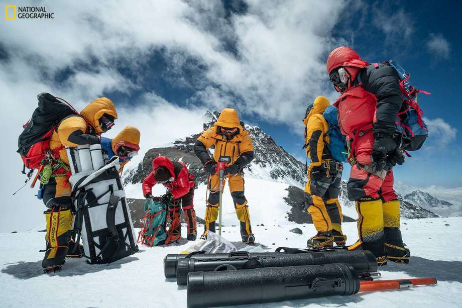 Uno de los equipos perfora el hielo a 8.020 metros de altitud.