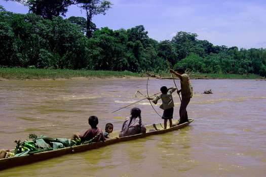 La tribu tsimané habita en la Amazonia boliviana. En la imagen se ve una familia en sus labores de pesca. / Flickr