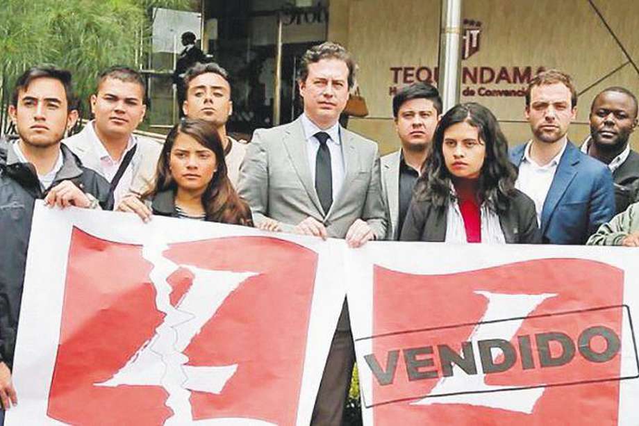 El exviceministro Luis Ernesto Gómez con un grupo de jóvenes liberales frente a la sede del partido en Bogotá. / Archivo particular