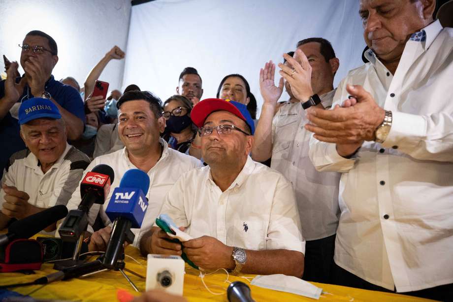 El candidato opositor a la Gobernación de Barinas -cuna de Hugo Chávez, Sergio Garrido (c), habla a la prensa hoy, desde su comando de Campaña en Barinas (Venezuela).
